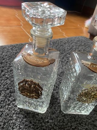 Due bottiglie di cristallo