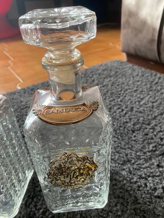 Due bottiglie di cristallo