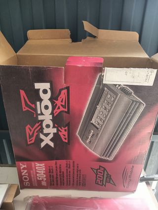 Amplificador para coche Sony.