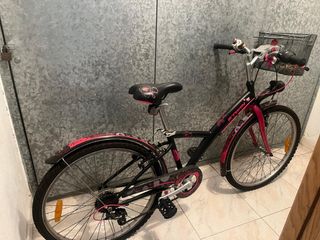 Bicicleta rosa y negra