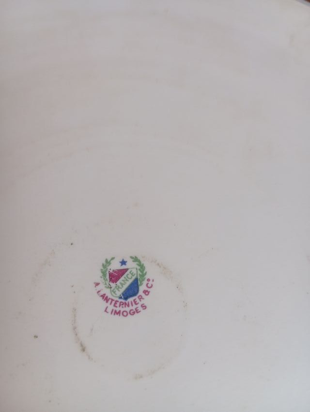 LIMOGES. Fuente redonda de porcelana.