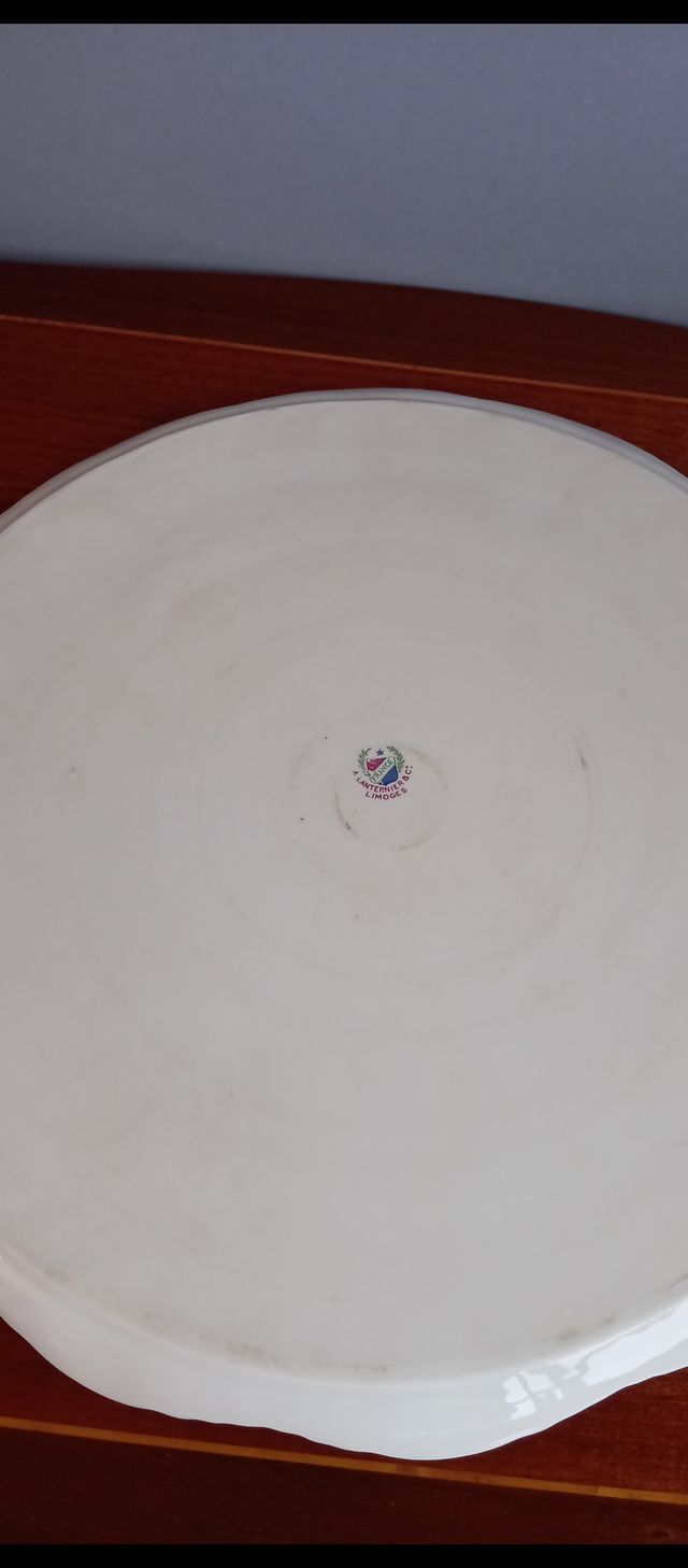 LIMOGES. Fuente redonda de porcelana.