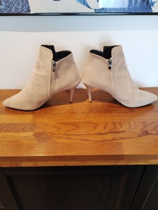 Bota tipo botín Beige Antelina