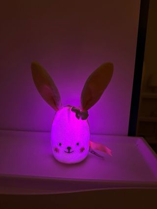 Caja regalo bebé con champú crema pañal y lámpara