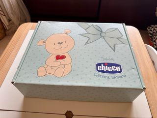 Caja regalo bebé con champú crema pañal y lámpara