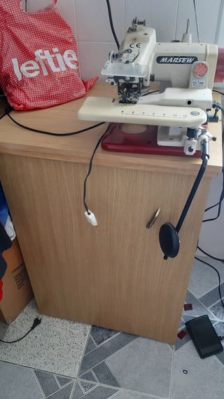 Maquina de coser de puntada invisible