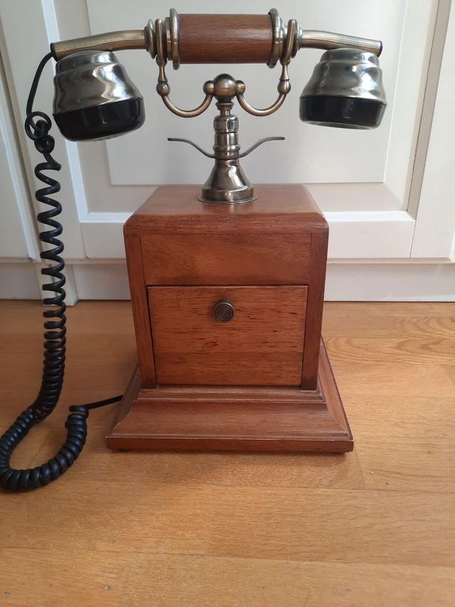 Teléfono de madera de mesa