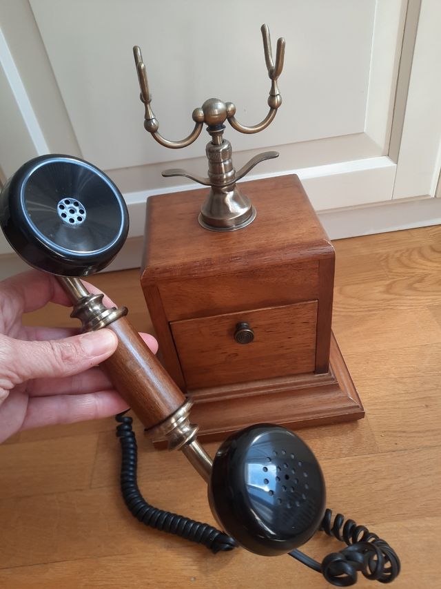 Teléfono de madera de mesa