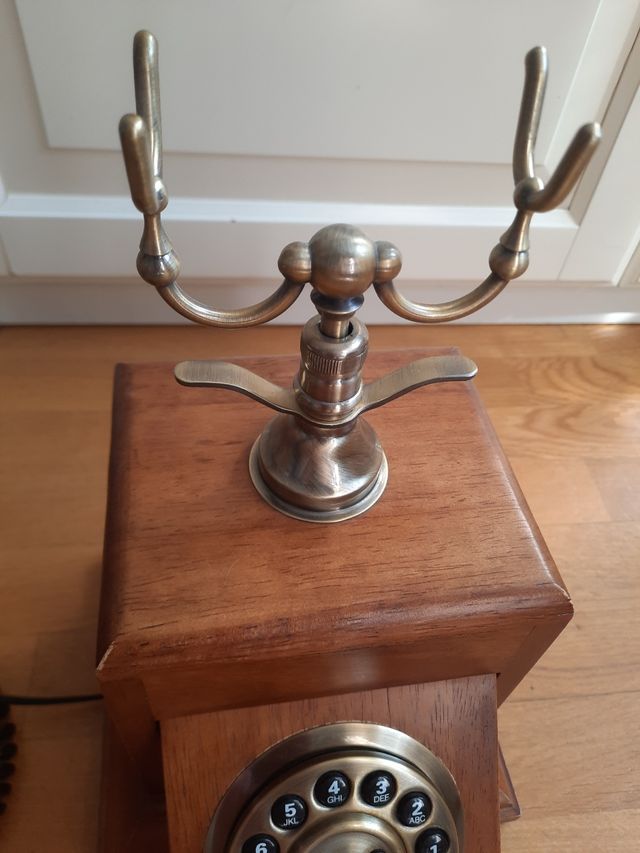 Teléfono de madera de mesa