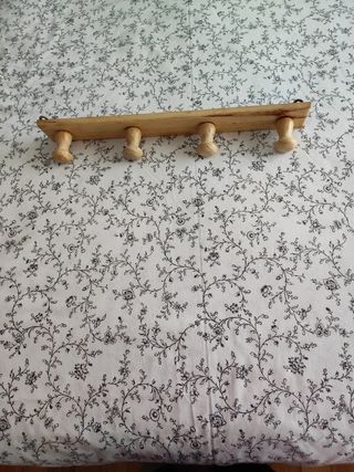 Percha madera 4 pomos