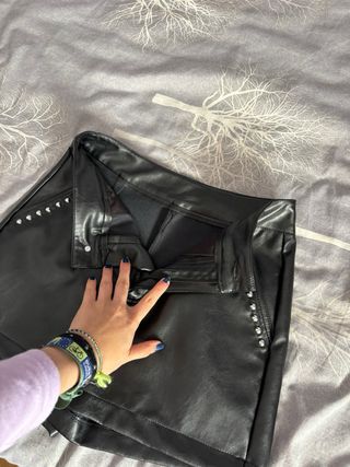 pantalones de cuero con tachuelas
