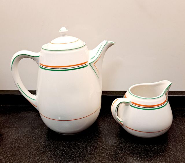 Cafetera y jarra de leche vintage