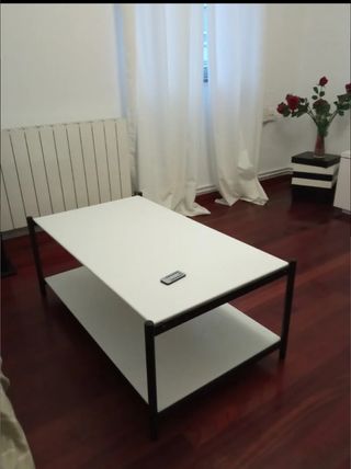 Mesa centro, madera y metal. 
