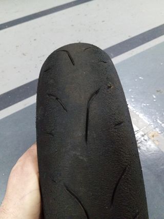 Neumático moto slicks rayados