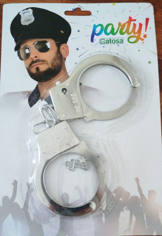 Disfraz de convicto. Esposas de regalo