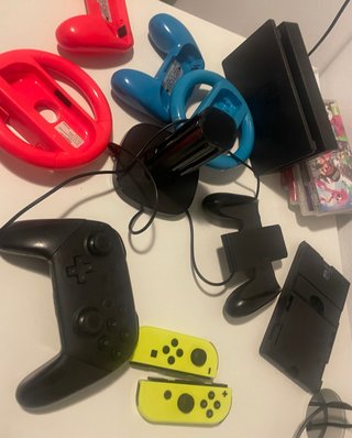 Nintendo Switch con 4 mandos y complementos