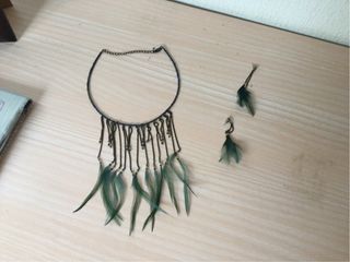 Juego collar y pendientes de plumas