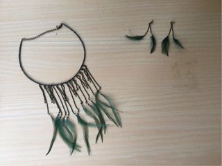 Juego collar y pendientes de plumas