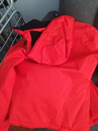 Cazadora de nieve de mujer roja