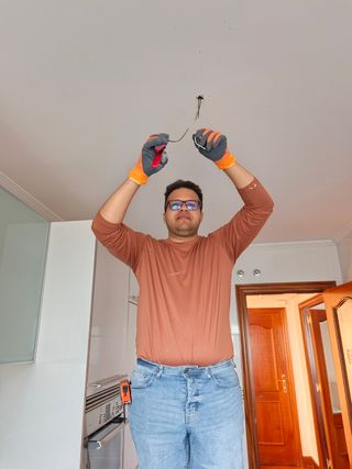 Servicio de Técnico Electricista y Otros