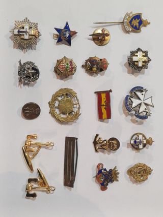 Lote de insignias militares. 