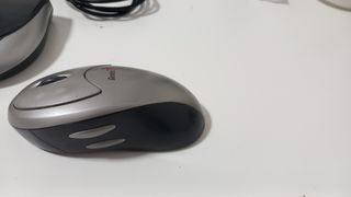 Ratón Genius inalámbrico con base de carga