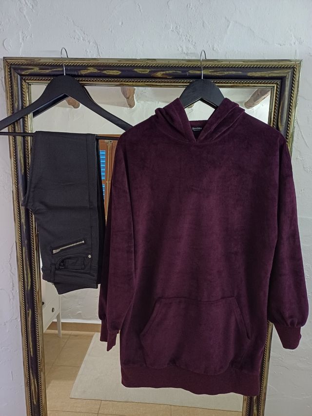 Pantalón y jersey capucha.
