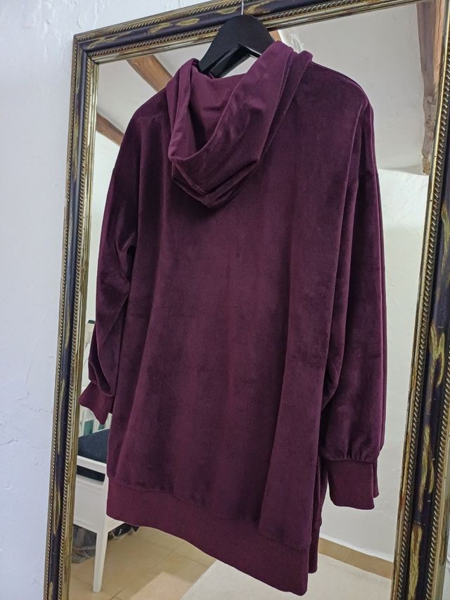 Pantalón y jersey capucha.