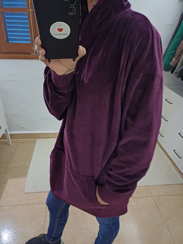 Pantalón y jersey capucha.