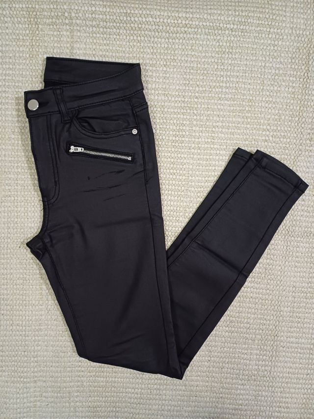 Pantalón y jersey capucha.