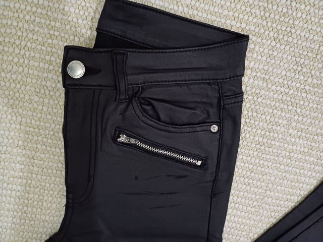 Pantalón y jersey capucha.