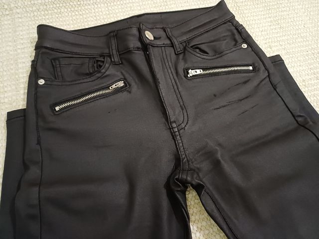 Pantalón y jersey capucha.