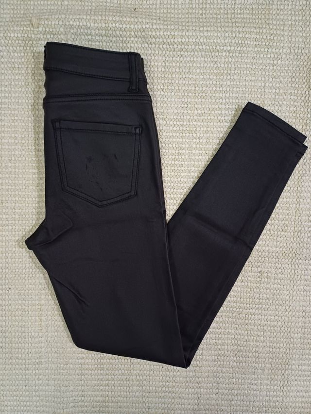 Pantalón y jersey capucha.