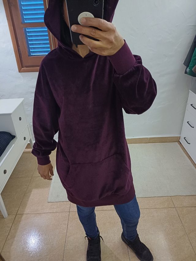 Pantalón y jersey capucha.