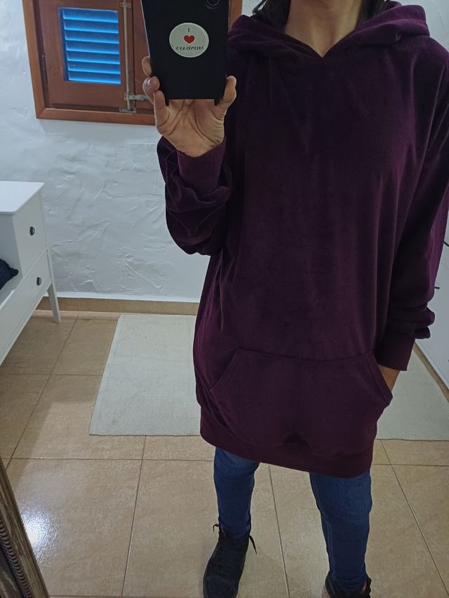 Pantalón y jersey capucha.