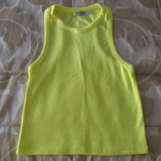 Camiseta chica Stradivarius.