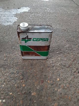 Lata de aceite de chapa antigua