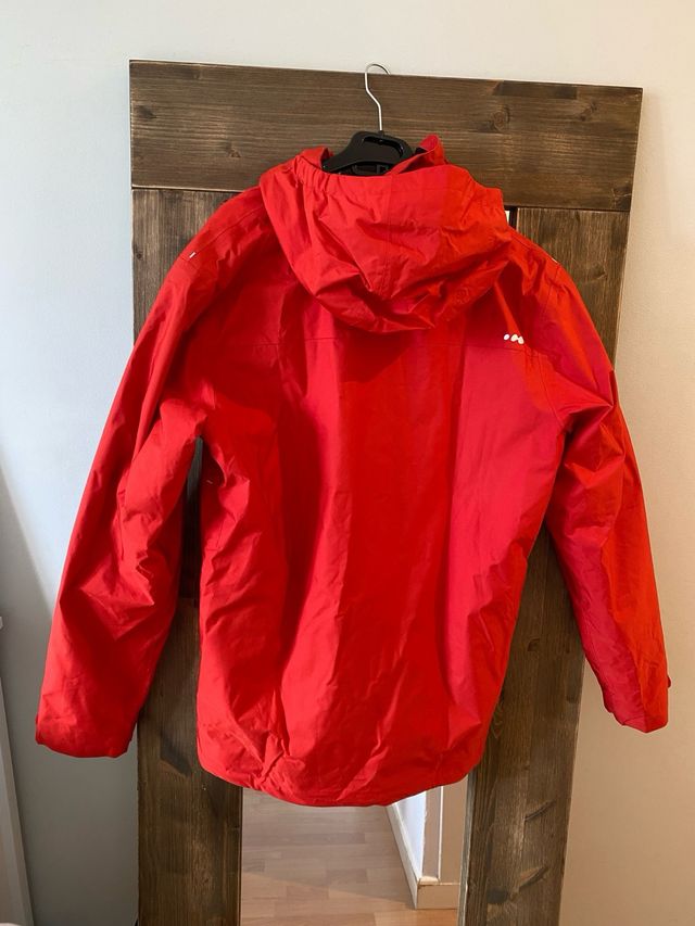 Abrigo nieve color rojo