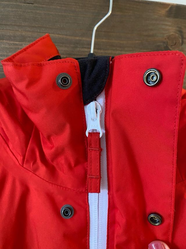 Abrigo nieve color rojo