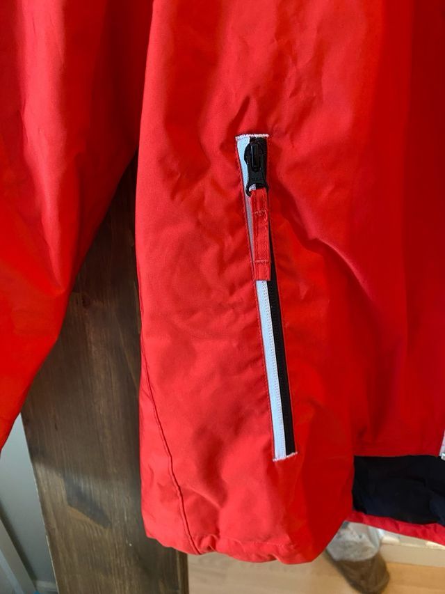 Abrigo nieve color rojo