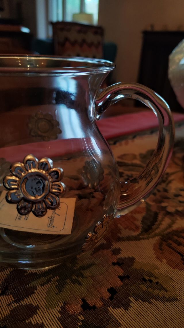 Brocca con fiori in argento