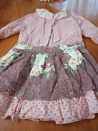Vestido de dos piezas, camisa y falda.