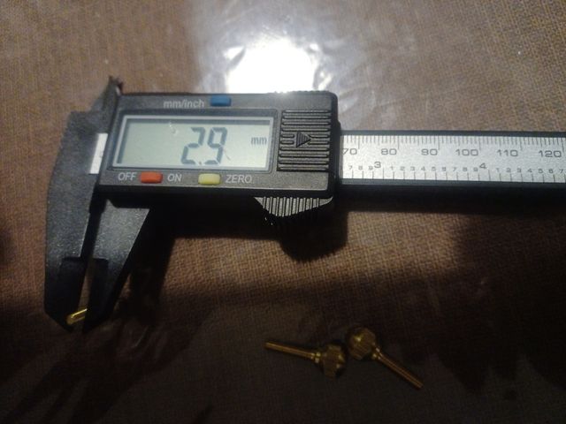 Viti a testa tonda in ottone