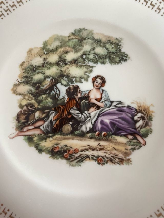 Piatto vintage in porcellana con scena romantica