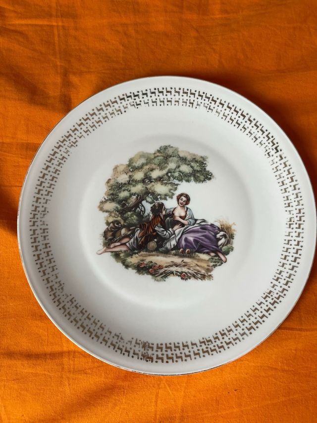 Piatto vintage in porcellana con scena romantica