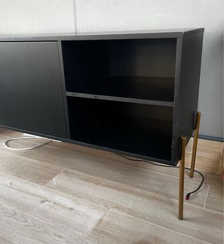 Aparador Westwing negro patas doradas