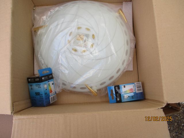 PLAFÓN CIRCULAR (Ø 30 cm) CON DIFUSOR DE CRISTAL.