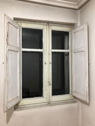 Contraventana de madera antigua para decoración