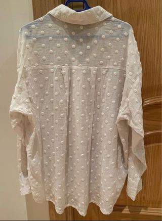 Blusa blanca semitranparente lunares de Zara