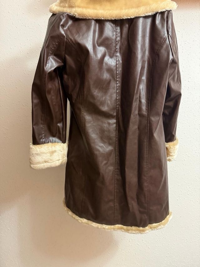 Abrigo marrón de poli piel